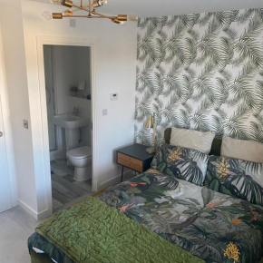 Peterborough Brand New City Center Apartment 2 Bedroom 2 bath apartment free parking contractors welcome
